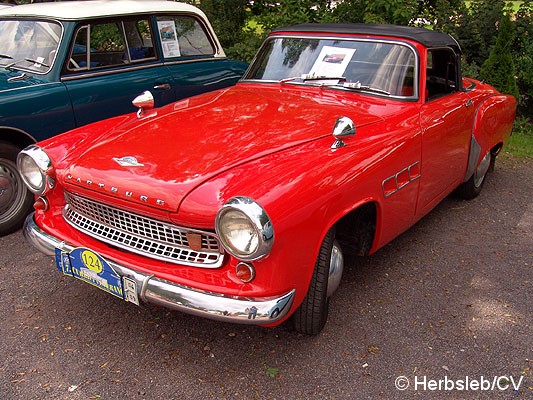 Bild: Eintreffen & Ausstellung der Oldtimer am Samstag-Vormittag auf dem Zörbiger Schloßgelände. Bis zum Start zur Ausfahrt nach Leipzig, konnten Oldtimerfans ihre Fahrzeuge zur Schau stellen.