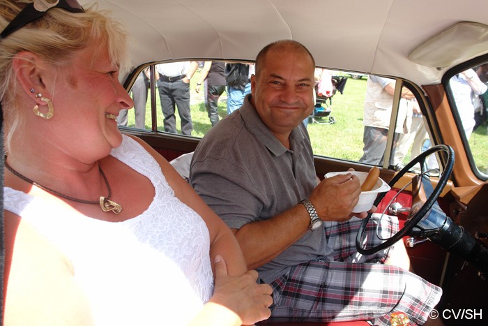 Bild: Start zur Ausfahrt vom Zörbiger Schloßparkplatz. Etappenziel war das  Fahrzeug und Technik Museum in Merseburg. 
Zuvor gabs im Fahrzeug noch eine kleine Stärkung mit Erbsensuppe und Bockwurst.