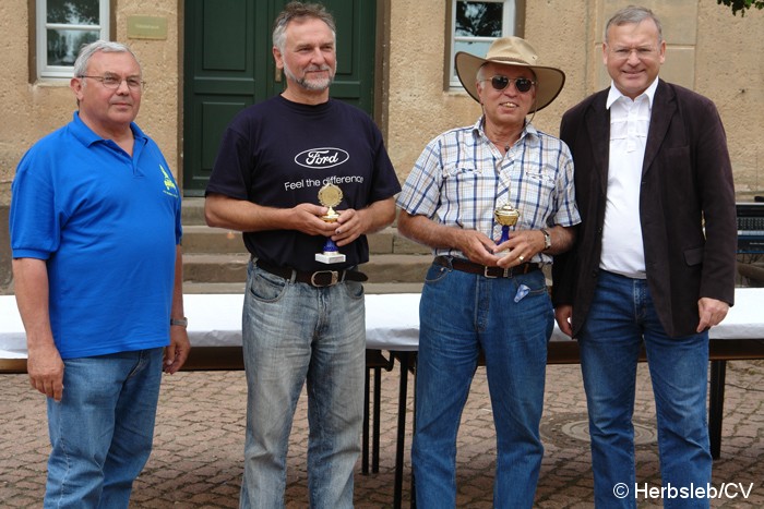 Bild: Die Siegerehrung nach Fahrzeugklassen erfolgte durch Stadtbürgermeister Rolf Sonnenberger und Peter Mannitz.