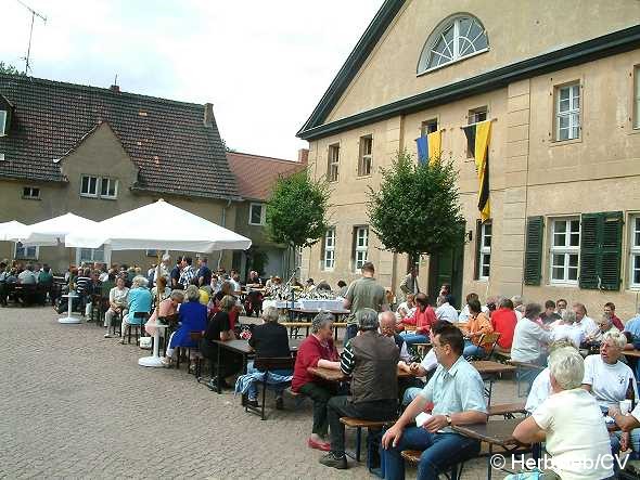 Bild: Das Rittergut in Mößlitz wird traditionell vom Curbici-Team für die Abschlussveranstaltung am Sonntag genutzt.
Hier findet das Mittagessen und die Siegerehrung statt.