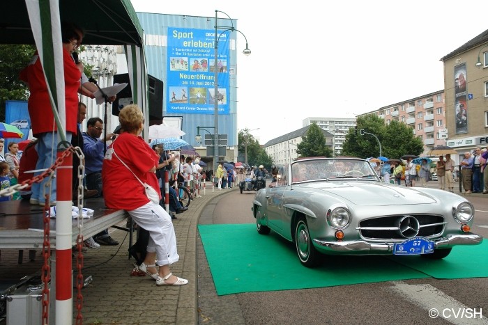 Bild: Anlässlich des Sachsen-Anhalt-Tages in Dessau-Roßlau, fuhren die Oldtimer durch die gesperrte Innenstadt von Dessau. An einer Bühne wurden die Fahrzeuge dem interessierten Publikum vorgestellt, ehe es weiter in Richtung Zschornewitz ging.