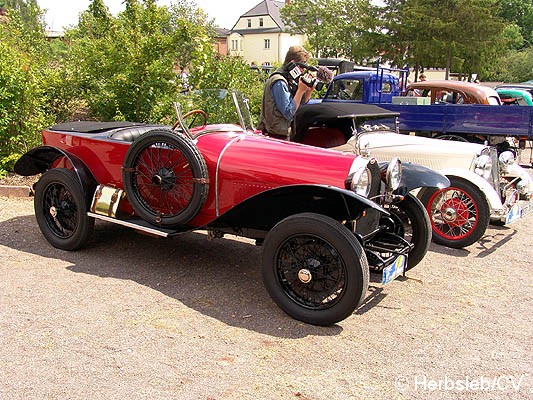 Bild: Eintreffen & Ausstellung der Oldtimer am Samstag-Vormittag auf dem Zörbiger Schloßgelände. Bis zum Start zur Ausfahrt nach Leipzig, konnten Oldtimerfans ihre Fahrzeuge zur Schau stellen.