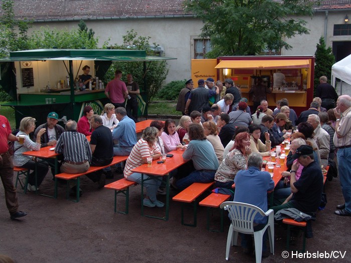 Bild: Benzingespräche am Abend im Schloßhof Zörbig.
