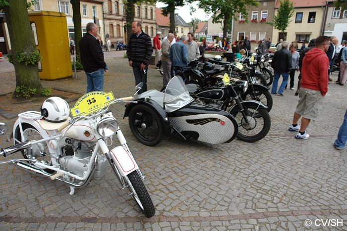 Bild: Motorräder auf dem Marktplatz.