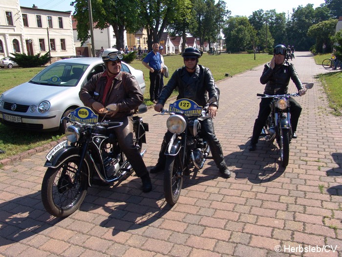 Sonderprüfung in der Ortschaft Salzfurtkapelle. Diese wurde am Sonntag-Vormittag von den Oldtimerfreunden angefahren. Das Hupenbrett musste mit der entsprechenden Fahrerseite zielgenau überfahren und die Hupeinrichtung ausgelöst werden. Bild: Sonderprüfung in der Ortschaft Salzfurtkapelle. Diese wurde am Sonntag-Vormittag von den Oldtimerfreunden angefahren. Das Hupenbrett musste mit der entsprechenden Fahrerseite zielgenau überfahren und die Hupeinrichtung ausgelöst werden.