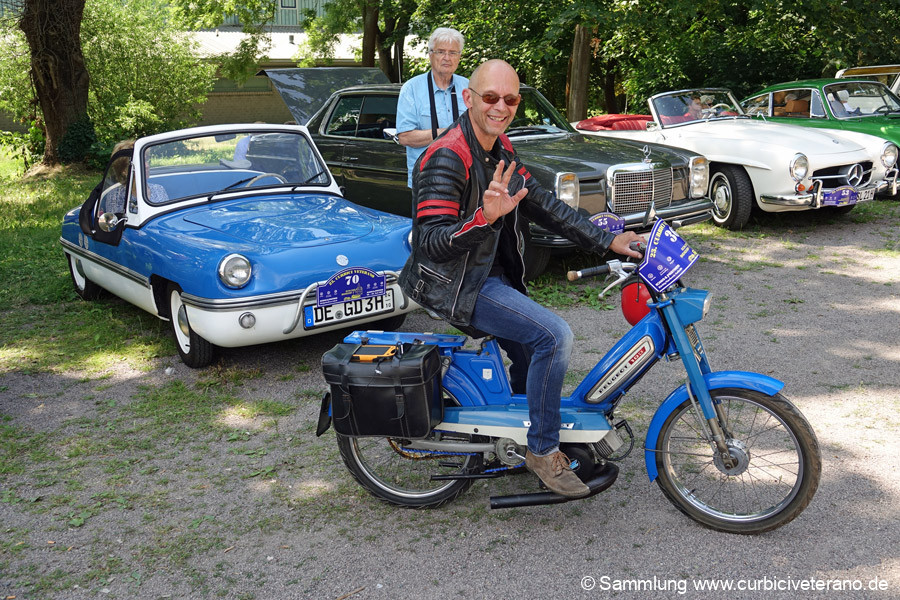 Bild: Start zur Ausfahrt: Im knappen Minutenabstand, starteten die Fahrzeuge nach Biendorf bei Köthen. Fahrtleiter Ralf Zschoche mit Tochter Anne stellte Fahrzeug und Fahrer dem Publikum vor.