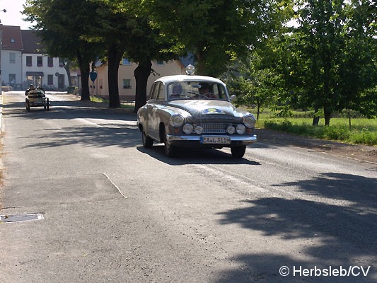 Bild: Am Sonntag-Vormittag wurde die Zörbiger Innenstadt für den öffentlichen Straßenverkehr gesperrt. Hunderte Zuschauer an den Straßenzügen Zörbigs konnten historische Rennfahrzeuge mit ihren Fahrern bewundern.