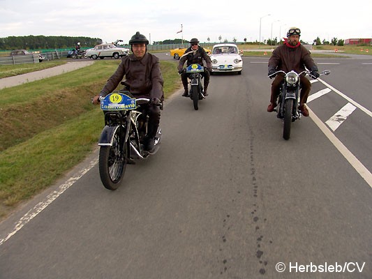 Bild: Wo sonst nur Porschefahrzeuge ihre Runden drehen dürfen, gestattete der Fahrzeughersteller für 1 Stunde die Nutzung der Renn-& Teststrecke. Die Curbici-Teilnehmer hatten bei diesem einmaligen Erlebnis viel Freude.
