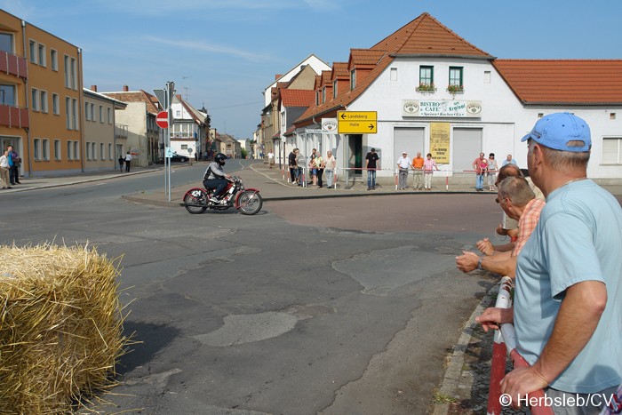 Bild: Antik-/Rennfahrzeuge auf dem gesperrten Innenstadtring in Zörbig.