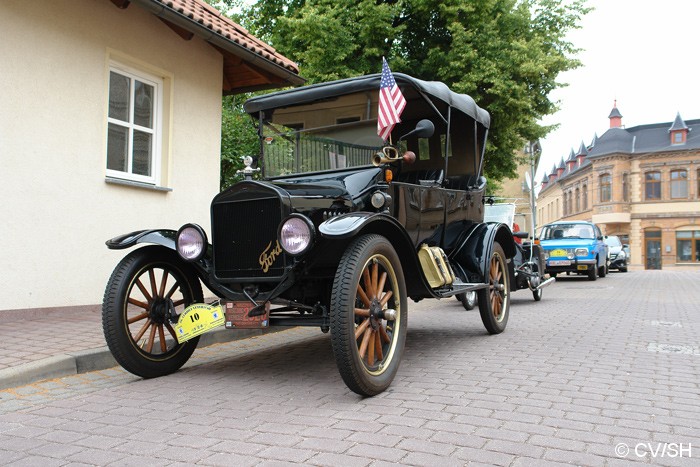 Bild: Fahrzeugkolonne in der Leipziger Straße vor dem Demolauf durch die Innenstadt.