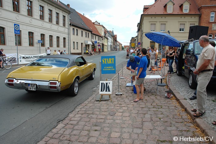 Am Startpunkt am Zörbiger Marktplatz wurde das jeweilige Fahrzeuge mit dem Besitzer kurz vorgestellt. Der Start war zugleich Kontrollstelle für die Teilnehmer. Bild: Am Startpunkt am Zörbiger Marktplatz wurde das jeweilige Fahrzeuge mit dem Besitzer kurz vorgestellt. Der Start war zugleich Kontrollstelle für die Teilnehmer.