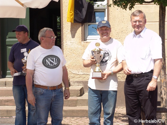 Bild: Siegerehrung auf Gut Mößlitz nach Fahrzeugklassen. Außerdem wurde das schönste Motorrad und Auto prämiert.
Auch der Pechvogel des Tages erhielt ein Schrauber-Pokal.