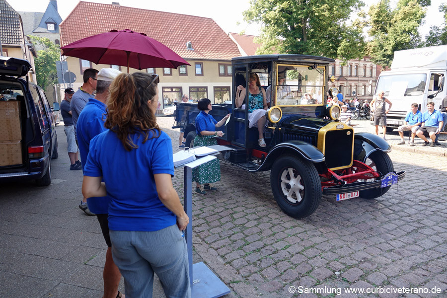 Bild: Start zur Sonntagsausfahrt vor dem Rathaus in Zörbig. Teilnehmer und Fahrzeuge werden von Fahrtleiter Ralf Zschoche und seiner Tochter Anne kurz vorgestellt.