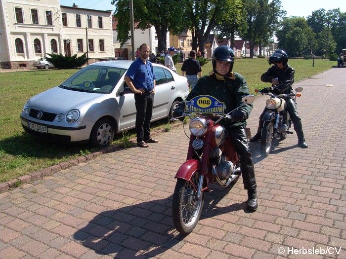 Bild: Sonderprüfung in der Ortschaft Salzfurtkapelle. Diese wurde am Sonntag-Vormittag von den Oldtimerfreunden angefahren. Das Hupenbrett musste mit der entsprechenden Fahrerseite zielgenau überfahren und die Hupeinrichtung ausgelöst werden.