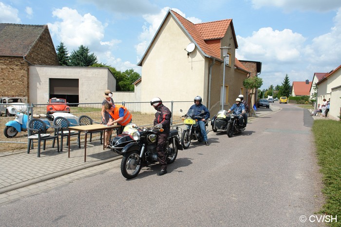 Bild: Durchfahrtskontrolle in Löberitz. Nach dem Abstempeln der Fahrerkarte, ging die Fahrt weiter gen Gröbzig.