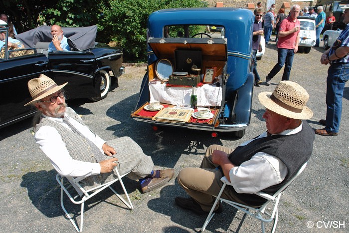 Bild: Eintreffen & Ausstellung der Oldtimer auf dem Zörbiger Schloßparkplatz.