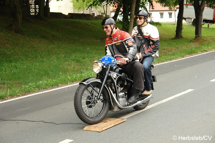 Bild: Am Marktplatz in Zörbig begann für über 130 Fahrzeuge die Sonntagsveranstaltung der Curbici Veterano. Etliche Prüfungsstationen mussten angefahren werden.