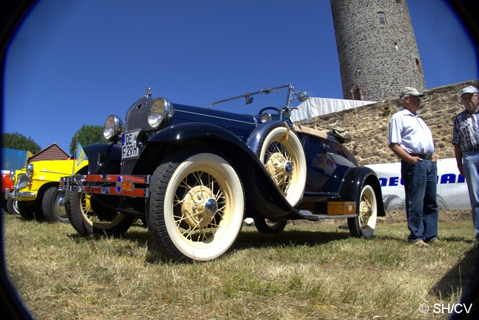 Bild: Eintreffen der Teilnehmer und Ausstellungsfahrzeuge auf dem Zörbiger Schloßparkplatz am Samstag-Vormittag.