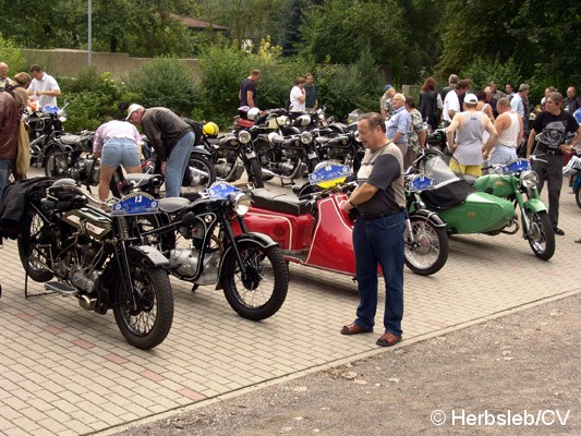 Bild: Traditionell finden sich die Teilnehmer auf dem Zörbiger Schloßparkplatz ein. Besucher können bis zum Start zur Ausfahrt die Fahrzeuge in Augenschein nehmen.