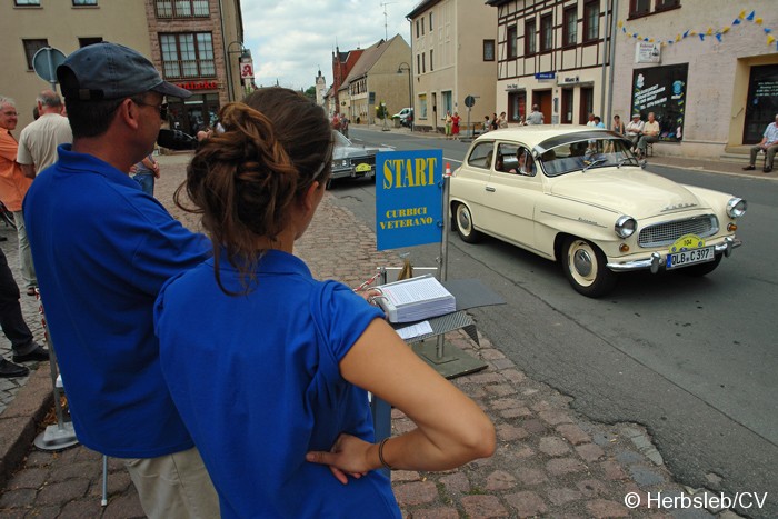 Am Startpunkt am Zörbiger Marktplatz wurde das jeweilige Fahrzeuge mit dem Besitzer kurz vorgestellt. Der Start war zugleich Kontrollstelle für die Teilnehmer. Bild: Am Startpunkt am Zörbiger Marktplatz wurde das jeweilige Fahrzeuge mit dem Besitzer kurz vorgestellt. Der Start war zugleich Kontrollstelle für die Teilnehmer.