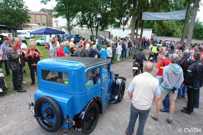 Bild: Start zur Ausfahrt vom Zörbiger Schloßparkplatz. Etappenziel war das  Fahrzeug und Technik Museum in Merseburg.
