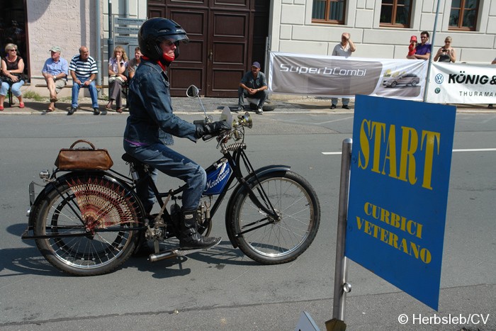 Am Startpunkt am Zörbiger Marktplatz wurde das jeweilige Fahrzeuge mit dem Besitzer kurz vorgestellt. Der Start war zugleich Kontrollstelle für die Teilnehmer. Bild: Am Startpunkt am Zörbiger Marktplatz wurde das jeweilige Fahrzeuge mit dem Besitzer kurz vorgestellt. Der Start war zugleich Kontrollstelle für die Teilnehmer.