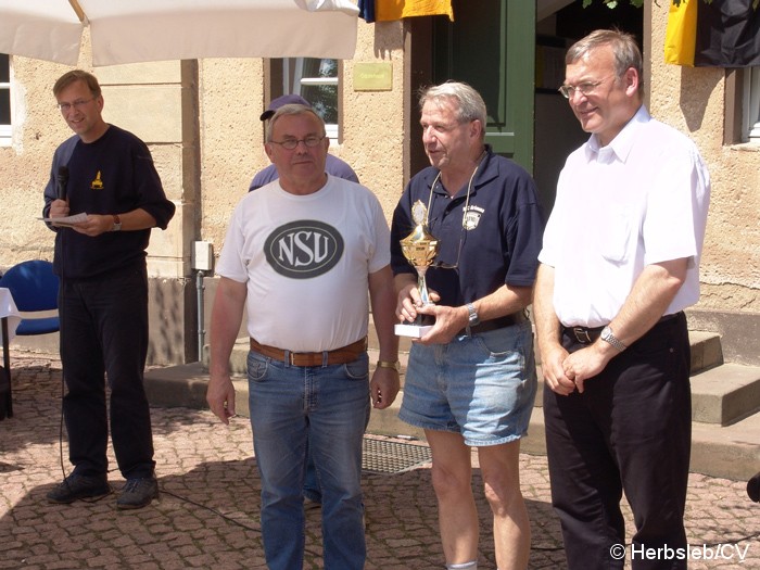 Bild: Siegerehrung auf Gut Mößlitz nach Fahrzeugklassen. Außerdem wurde das schönste Motorrad und Auto prämiert.
Auch der Pechvogel des Tages erhielt ein Schrauber-Pokal.