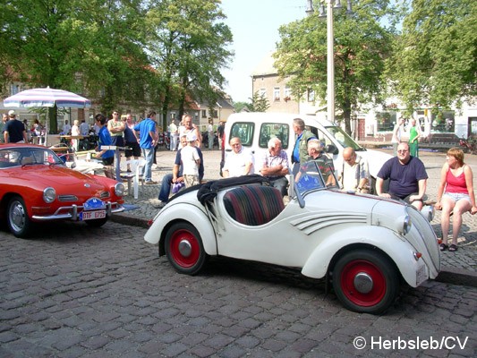 Bild: Am Sonntag-Vormittag trafen sich die Oldtimerfreunde zur gemeinsamen Ausfahrt durch Ortsteile der Stadt Zörbig.
Der Start erfolgte am Zörbiger Marktplatz.