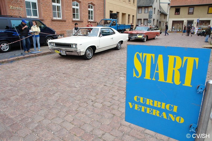 Bild: Start zur Ausfahrt vor dem Zörbiger Rathaus.