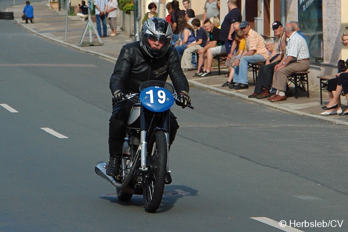Bild: Antik-/Rennfahrzeuge auf dem gesperrten Innenstadtring in Zörbig.