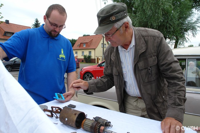 Bild: Sonderprüfung in Großzöberitz. Die Frage war: Welches Bauteil gehört nicht zum Anlasser. Innerhalb 15 Sekunden musste das falsche Bauteil auf dem Tisch gefunden werden.