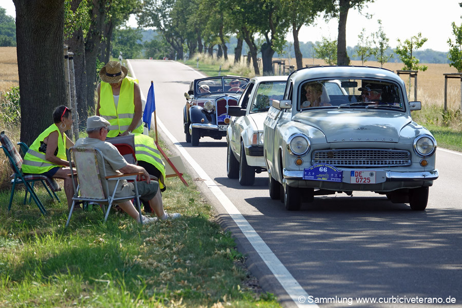 Bild: Durchfahrtskontrolle auf der Kreisstraße bei Ostrau am Petersberg.