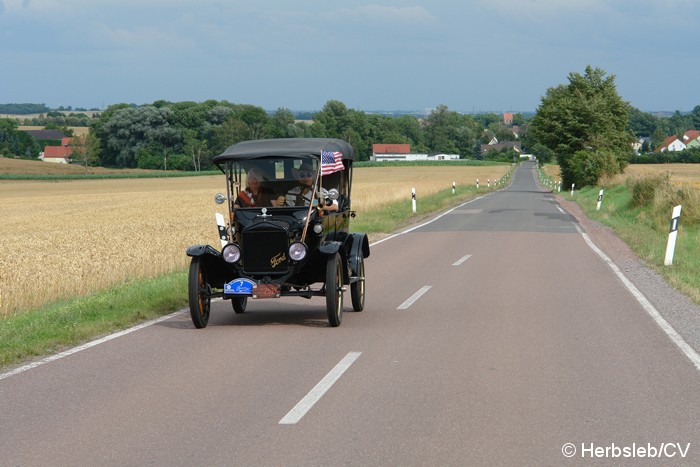 Bild: Bei schönstem Sommerwetter unterwegs: Bei Oppin waren die Oldtimer nach Halle anzutreffen.