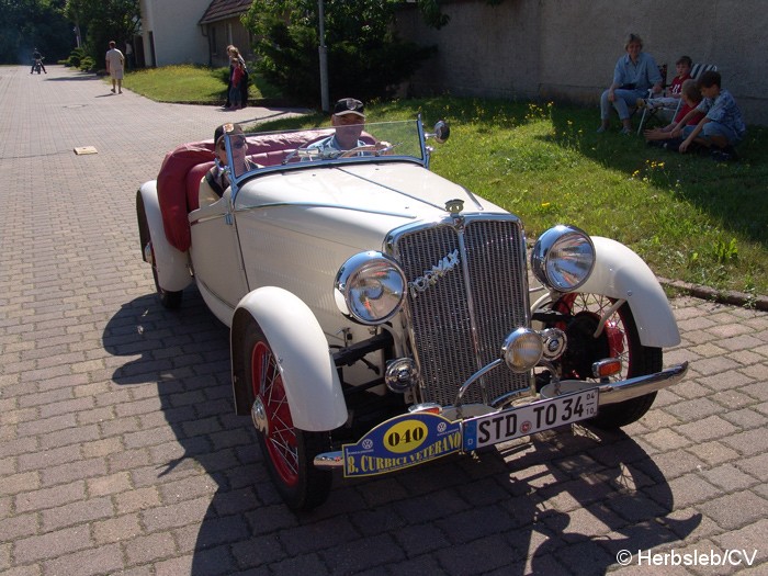 Bild: Sonderprüfung in der Ortschaft Salzfurtkapelle. Diese wurde am Sonntag-Vormittag von den Oldtimerfreunden angefahren. Das Hupenbrett musste mit der entsprechenden Fahrerseite zielgenau überfahren und die Hupeinrichtung ausgelöst werden.