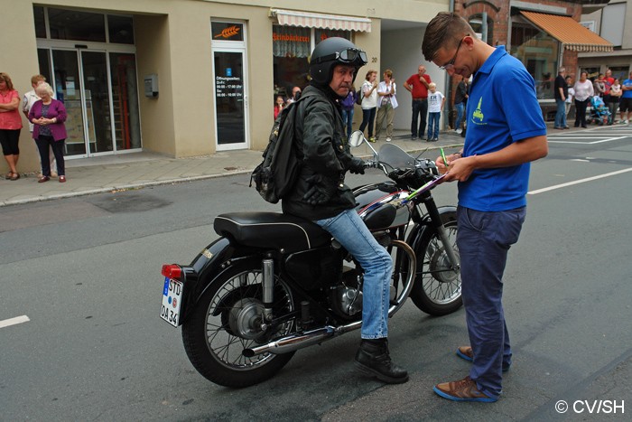 Bild: Gleich zwei Sonderprüfungen hintereinander gab es nach dem Start in der Langen Straße in Zörbig zu absolvieren. Das Spurbrett und das Hupoenbrett musste exakt getroffen und mit der richtigen Fahrerseite angesteuert werden.