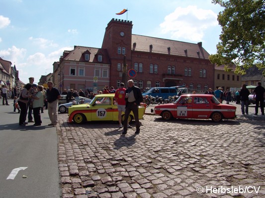 Bild: Start der Teilnehmer vor dem Rathaus Zörbig zur Ausfahrt in Richtung Mößlitz. Zuvor musste auf dem Stadtparkring die Sonderprüfungen abgelegt werden.