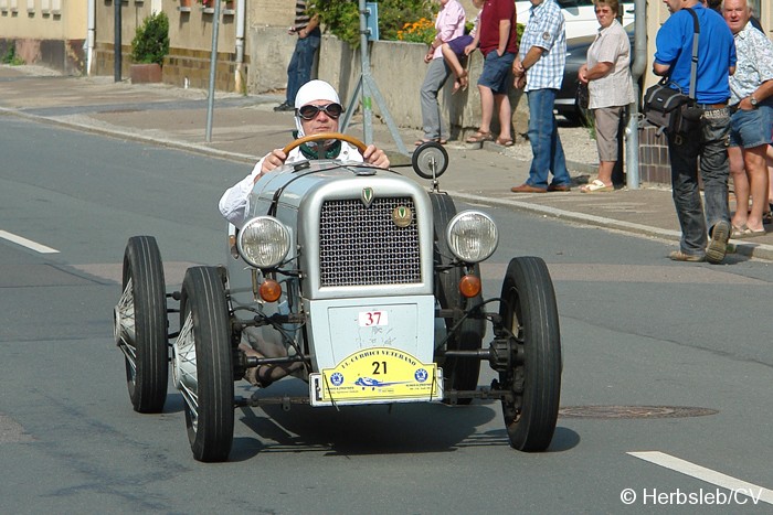 Bild: Antik-/Rennfahrzeuge auf dem gesperrten Innenstadtring in Zörbig.