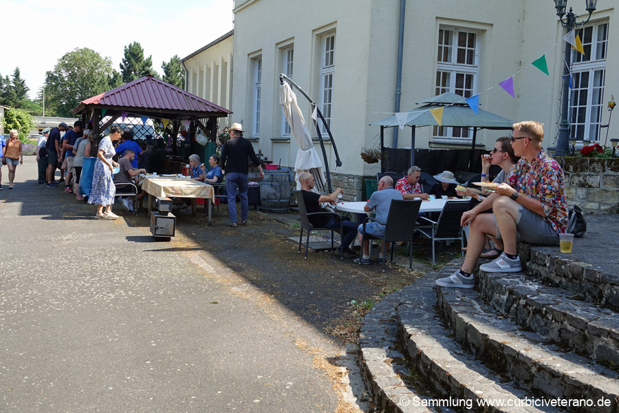 Bild: Ziel der Samstagsausfahrt war das Schloß in Biendorf bei Köthen. Mit dem Zieleinlauf, könnten sich die Oldtimerfreunde ein schattiges Plätzchen auf dem Gelände suchen und sich bei Kaffee & Kuchen stärken. Mit auf dem Programm stand ein Besuch des einzigartiges Fingerhutmuseums.