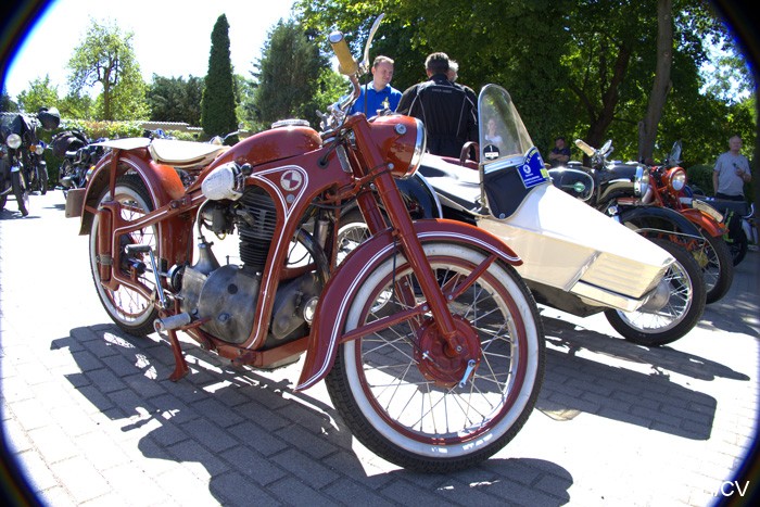 Bild: Eintreffen der Teilnehmer und Ausstellungsfahrzeuge auf dem Zörbiger Schloßparkplatz am Samstag-Vormittag.