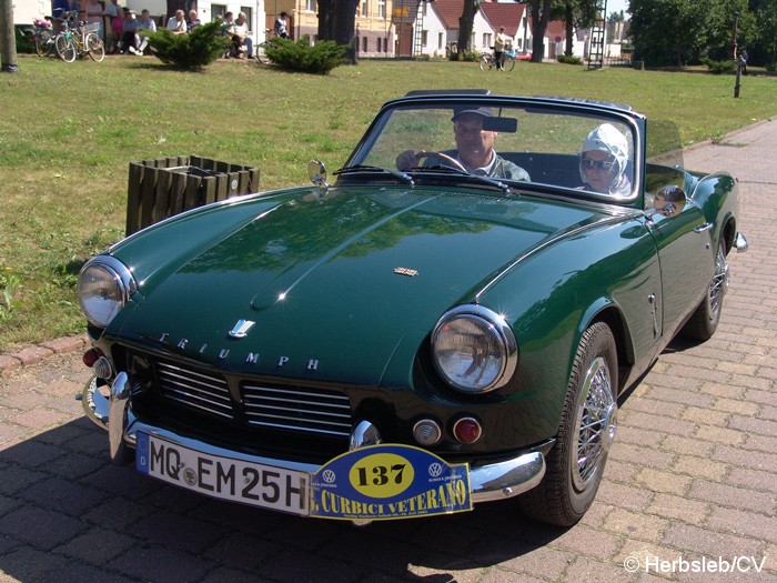 Bild: Sonderprüfung in der Ortschaft Salzfurtkapelle. Diese wurde am Sonntag-Vormittag von den Oldtimerfreunden angefahren. Das Hupenbrett musste mit der entsprechenden Fahrerseite zielgenau überfahren und die Hupeinrichtung ausgelöst werden.