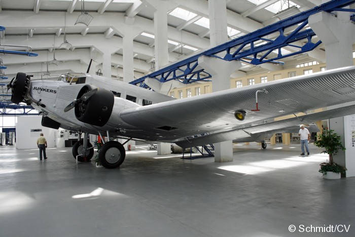 Etappenziel der 14. Curbici Veterano im Hugo-Junkers-Museum in Dessau. Nach Kaffee, Kuchen und einem Besuch im Flugzeugmuseum ging es zurück in Richtung Zörbig. Bild: Etappenziel der 14. Curbici Veterano im Hugo-Junkers-Museum in Dessau. Nach Kaffee, Kuchen und einem Besuch im Flugzeugmuseum ging es zurück in Richtung Zörbig.