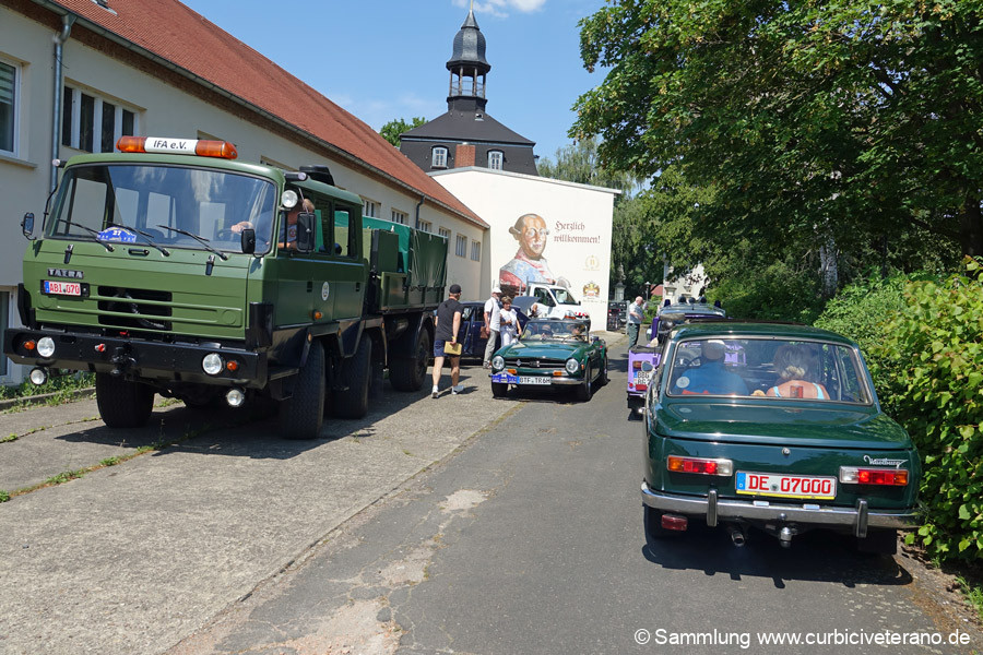 Bild: Ziel der Samstagsausfahrt war das Schloß in Biendorf bei Köthen. Mit dem Zieleinlauf, könnten sich die Oldtimerfreunde ein schattiges Plätzchen auf dem Gelände suchen und sich bei Kaffee & Kuchen stärken. Mit auf dem Programm stand ein Besuch des einzigartiges Fingerhutmuseums.