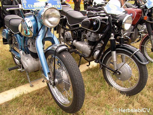 Bild: Eintreffen & Ausstellung der Oldtimer am Samstag-Vormittag auf dem Zörbiger Schloßgelände. Bis zum Start zur Ausfahrt nach Leipzig, konnten Oldtimerfans ihre Fahrzeuge zur Schau stellen.