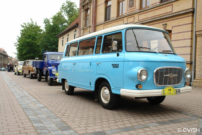 Bild: Fahrzeugkolonne in der Leipziger Straße vor dem Demolauf durch die Innenstadt.