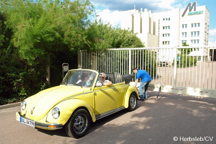 Am Ortsrand von Gnetzsch (Landkreis Anhalt-Bitterfeld) fand an der Werkseinfahrt zum Marmoritwerk eine Sonderprüfung statt. Geprüft wurde der vorgegebene Abstand von 1,50m zwischen Fahrzeug und Tor. Bild: Am Ortsrand von Gnetzsch (Landkreis Anhalt-Bitterfeld) fand an der Werkseinfahrt zum Marmoritwerk eine Sonderprüfung statt. Geprüft wurde der vorgegebene Abstand von 1,50m zwischen Fahrzeug und Tor.