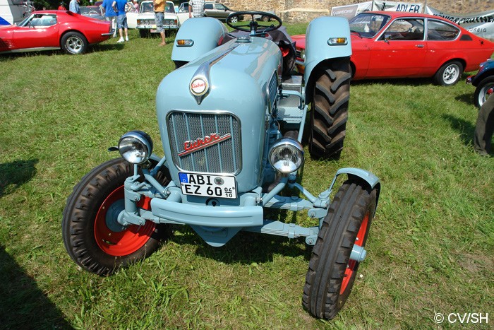 Bild: Eintreffen & Ausstellung der Oldtimer auf dem Zörbiger Schloßparkplatz.