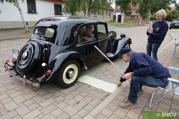 Bild: Sonderprüfung Abstandsmessung: Mit 60cm Abstand musste die hintere Fahrzeugachse vom Bordstein abstehen.