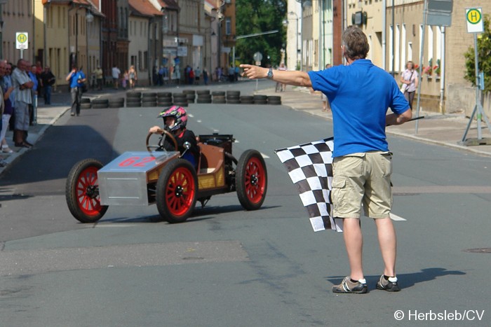 Bild: Antik-/Rennfahrzeuge auf dem gesperrten Innenstadtring in Zörbig.