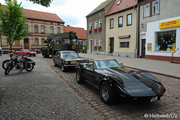 Am Startpunkt am Zörbiger Marktplatz wurde das jeweilige Fahrzeuge mit dem Besitzer kurz vorgestellt. Der Start war zugleich Kontrollstelle für die Teilnehmer. Bild: Am Startpunkt am Zörbiger Marktplatz wurde das jeweilige Fahrzeuge mit dem Besitzer kurz vorgestellt. Der Start war zugleich Kontrollstelle für die Teilnehmer.