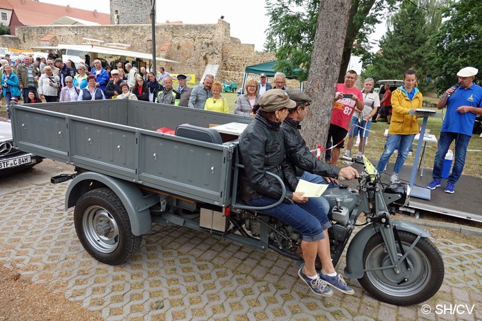 Start zur Ausfahrt in Richtung Dessau: Im 45 Sekunden-Takt verließen die Teilnehmer den Schloßplatz. Zeil war das DDR-Museum in Dessau. Bild: Start zur Ausfahrt in Richtung Dessau: Im 45 Sekunden-Takt verließen die Teilnehmer den Schloßplatz. Zeil war das DDR-Museum in Dessau.